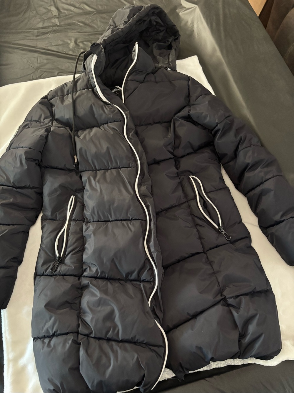 Source Unknown Black Quilted Hooded Puffer Jacket with White Trim